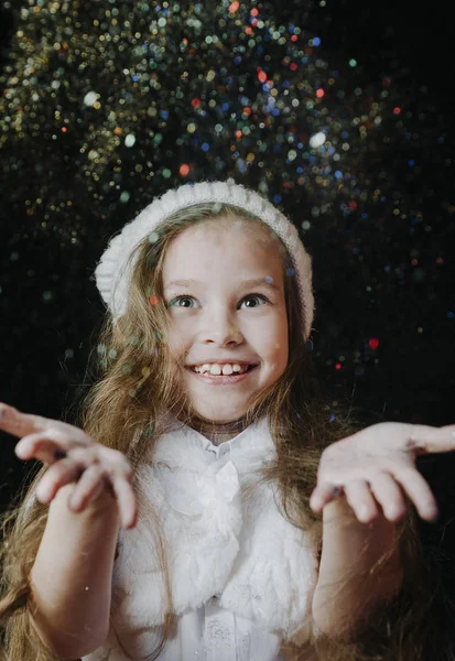 Kar ve gülümsüyor kız atıyor