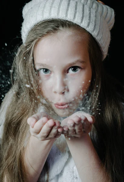 Meisje Blaast Palm Van Hand Met Sneeuw — Stockfoto