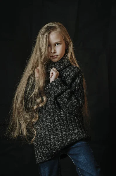 Uzun saçlı bir kızın portresi.