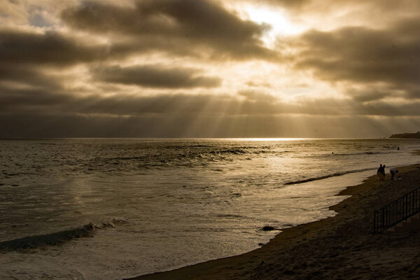 Июльский закат на знаменитом пляже Лагуна в Калифорнии, США
