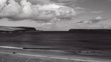 Liman Koyu, Kuzey Cornwall 'daki Camel Nehri' nin kıyısında sakin bir yer. Geçmekte olan bulutları ve açık denizi izlemek için ideal korunaklı bir yer..