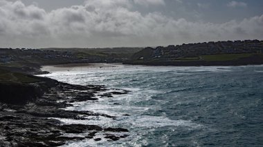 Kuzey Cornwall İngiltere 'deki Polzeath plajında deniz yükseliyor. Sahil yürüyüşü rotasındaki Pall Head 'den alındı. Yaz günlerinde tatil için mükemmel bir yer..