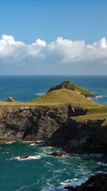 Pwhole 'dan Rumps' a bir manzara Kuzey Cornish kıyısında Padstow yakınlarında bir yarımada. Kıyı yolunda ve uzun bir yürüyüşe değer..