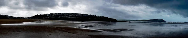 Stranden Vid New Polzeath Cornwall Efter Regn Och Storm Har — Stockfoto