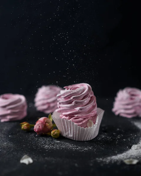 Makanan Penutup Buatan Sendiri Marshmallow Merah Muda Zephyr Dalam Kertas — Stok Foto