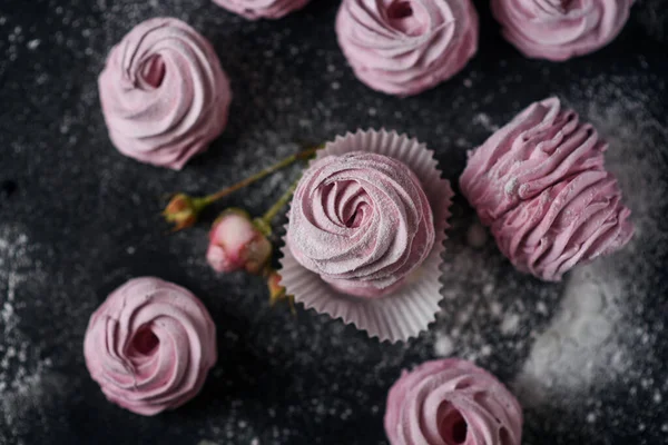 Makanan Penutup Buatan Sendiri Marshmallow Merah Muda Zephyr Dalam Kertas — Stok Foto