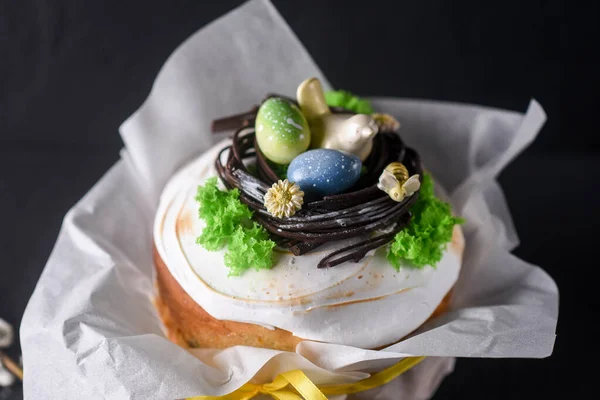 Paskah Kue Paskah Dengan Latar Belakang Gelap Dihiasi Sarang Coklat — Stok Foto