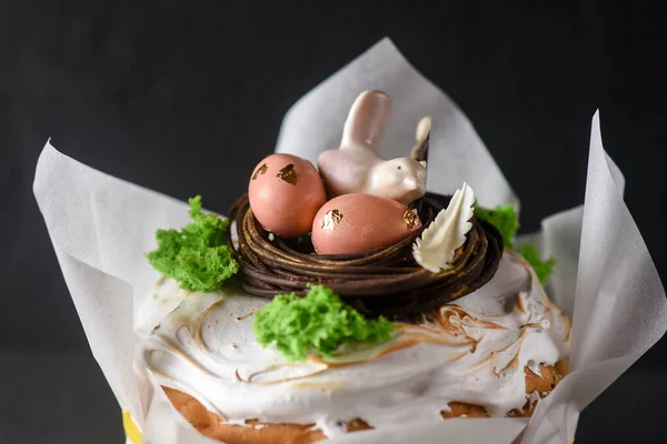 Paskah Kue Paskah Dengan Latar Belakang Gelap Dihiasi Sarang Coklat — Stok Foto