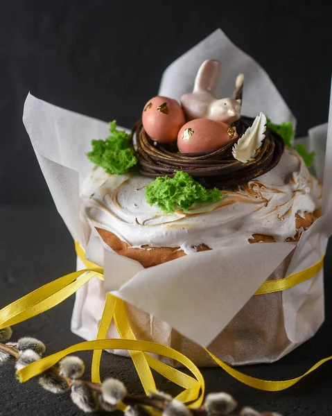 Paskah Kue Paskah Dengan Latar Belakang Gelap Dihiasi Sarang Coklat — Stok Foto