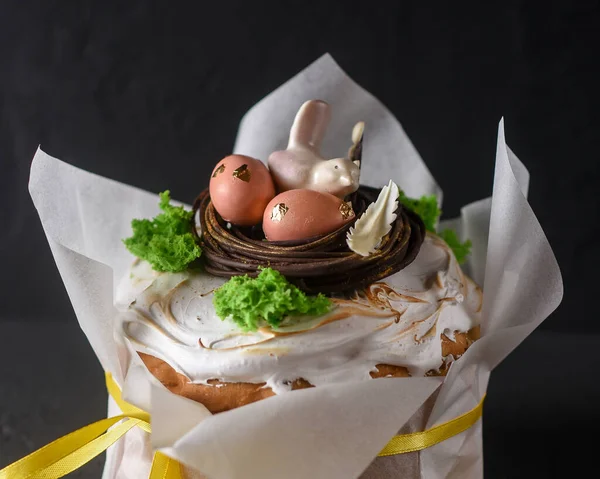 Wielkanoc Ciasto Wielkanocne Ciemnym Tle Dekorowane Czekoladowe Gniazdo Jajkami Ptaszkiem — Zdjęcie stockowe