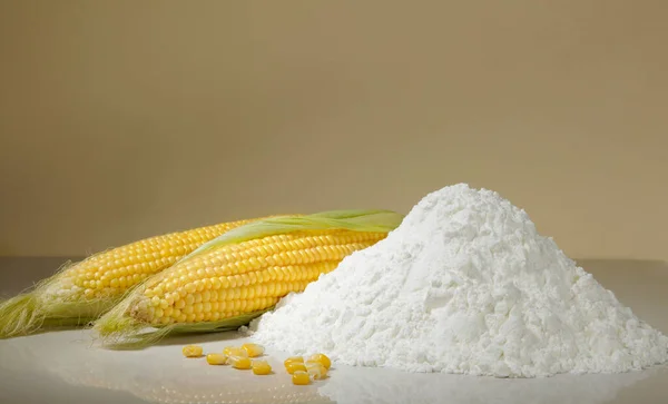 Otwarta Kolba Świeżej Dojrzałej Kukurydzy Pokryta Śnieżnobiałą Skrobię Kukurydzianą — Zdjęcie stockowe