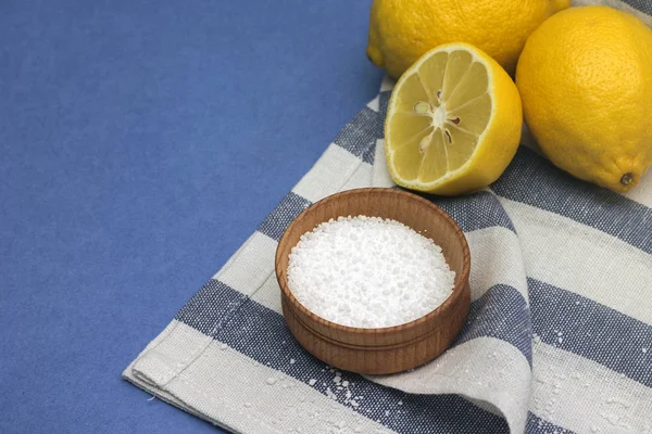 Изображение лимонной кислоты для приготовления пищи, на синем фоне — стоковое фото