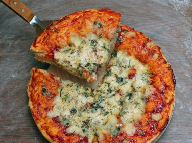 Taze pişmiş margarita pizza üstten görünüm