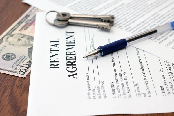 Contrato de arrendamiento residencial con dinero y llaves — Foto de Stock