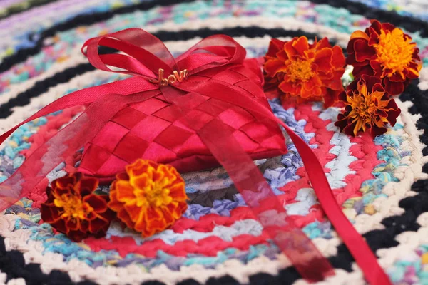 Изображение обручального кольца на подушке с цветами — стоковое фото