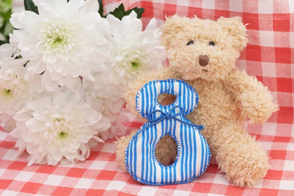 Медведь Тедди и букет хризантем — стоковое фото