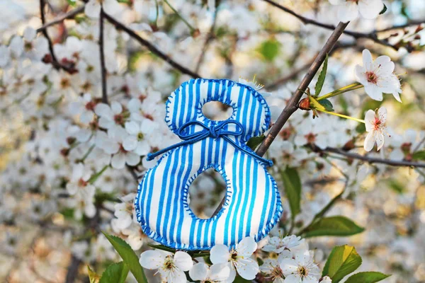 Frühlingsferien. blühender Kirschbaum und Figur 8 — Stockfoto