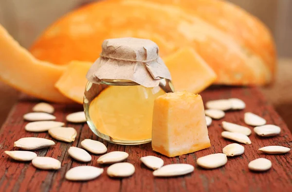 Culinario. Foto di olio di zucca in bottiglia di vetro — Foto Stock