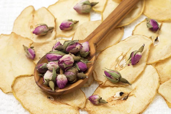 Aromatyczne herbaty orientalne wykonane z pąki róż — Zdjęcie stockowe