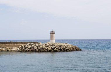 Bulutsuz bir ufukta bir deniz feneri fotoğrafı