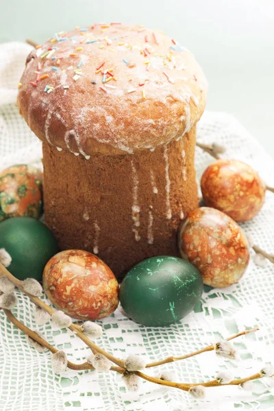 Studio photo of Easter cake with dyed eggs — Stock Photo, Image
