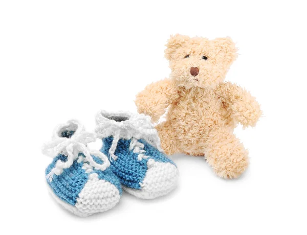 Knitted baby shoes and teddy bear, isolated on white — Stock Photo, Image