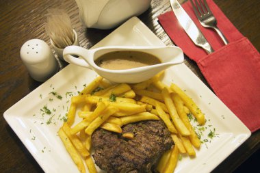 Oda Servisi. Mignon biftek ve patates kızartması sos ile