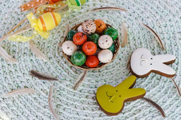 ハッピーイースター お祝いのテーブル クローズアップのためのチョコレートのお菓子 — ストック写真