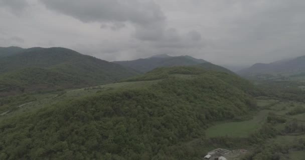 Einfliegen. Berge. Felder. Wald. bewölkt. Nebel 2124 02 — Stockvideo