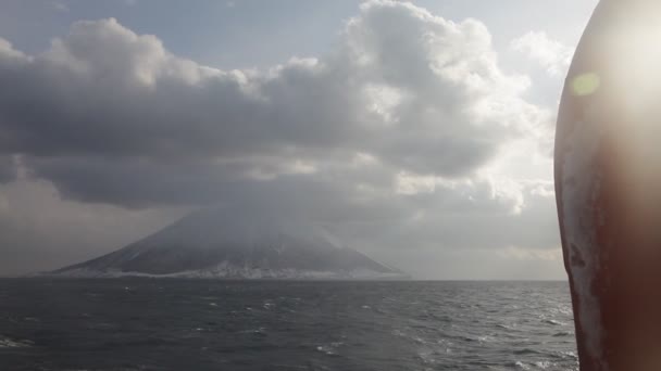 Kuril. Ilha. mar. Na costa. ondas. vulcão 20160127143238 735 3 — Vídeo de Stock