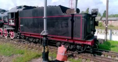 buharlı lokomotif demiryolu, ostashkov, su kömürü, ihale, boru hatları, demiryolu işleri, güvenlik yeleği, lokomotif mürettebatı, demiryolu, demiryolu, tren istasyonu, tren istasyonu, retro