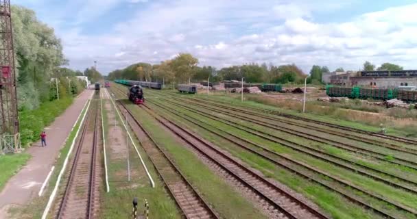 Locomotora de vapor. Estación de tren de Ostashkov. antena 201982413594420 5 cc — Vídeos de Stock