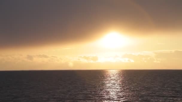 A halo around the setting sun on the sea horizon 20160131091018 130 1 — Stock Video