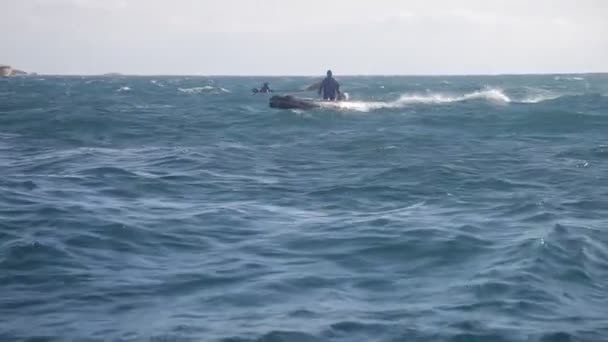 Рибальський гумовий човен стрибає на хвилях. 20160131091816 195 1 — стокове відео
