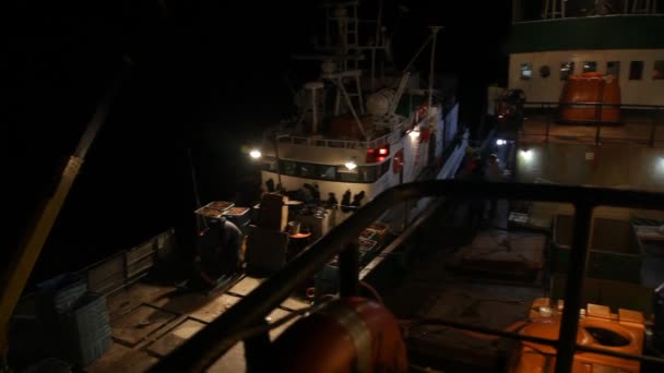 Dois navios a atracar à noite. pesca do ouriço do mar. 20160131210420 249 1 — Vídeo de Stock