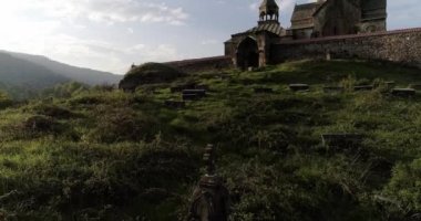 Mezarlıktaki Gandzasar Manastırı 'ndaki mezar taşlarından oluşan hava manzarası. 426 212550 10