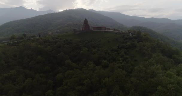 노을에 있는 수도원 상가 사르 와의 공중 영상. 426 215926 16 — 비디오