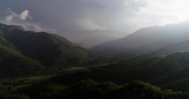 Vol incroyable au-dessus de la vallée et du monastère de gandzasar dans le brouillard dramatique du soir — Video