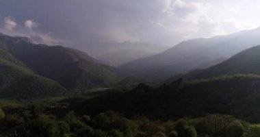 Kanyondaki Gandzasar Manastırı 'nın yukarısında dramatik bir uçuş. 426 214108