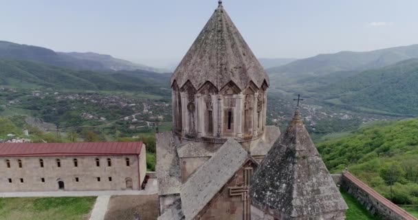 Panorama lotnicza klasztoru dzwonnic gandzasar. 426 172958 37 — Wideo stockowe