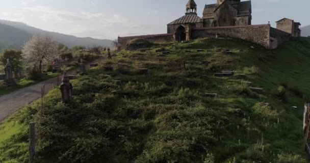 Воздушная Панорама Надгробия Кладбищенский Монастырь Гандзасар Вечер Сумерки Закат Закат — стоковое видео