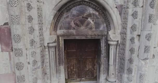 Puertas talladas con imágenes de santos. portal templo gandzasar. 426 17284 33 — Vídeos de Stock