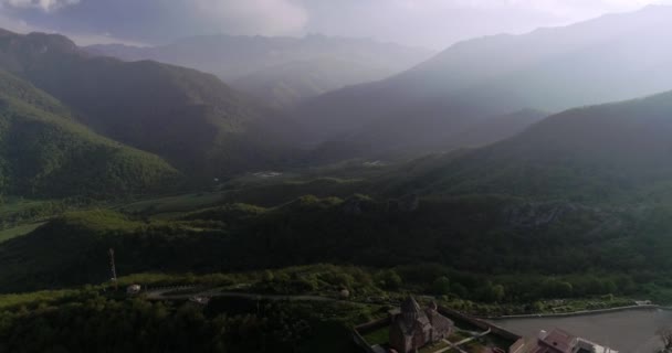 Vol dans les nuages au-dessus de vallée mystérieuse avec monastère. 426 213246 15 — Video