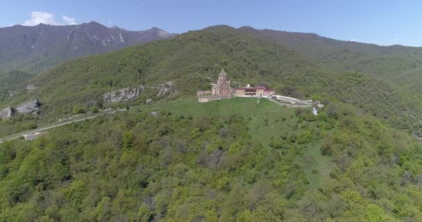 Högt flyger runt gandzasar kloster som ligger på berget. 426 135347 07 — Stockvideo