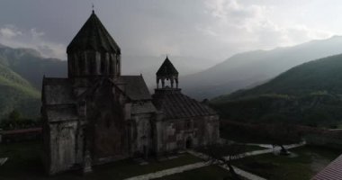 Manastır siluetiyle vadiden vadiye felsefi bakış.
