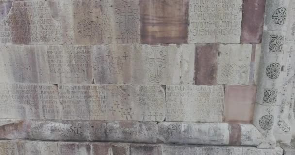 Vyřezávané dveře s obrazy svatých. chrám portálu Gandzasar. 426 172828 34 — Stock video