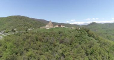 Arka planda kar dağları olan manastıra yaklaş. 426 14116 09 2