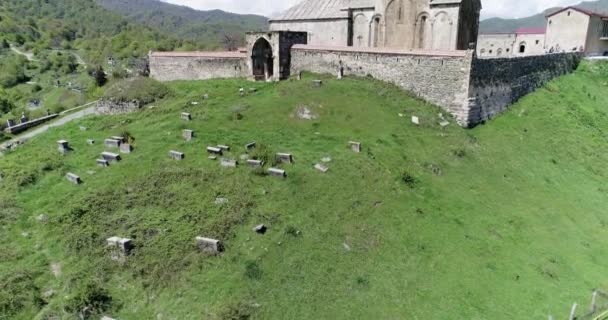 Panorama de mosteiro gandzasar cemitério para neve montanhas. 426 163143 20 — Vídeo de Stock