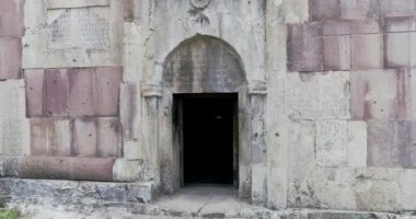 Manastır Gandzasar. Giriş. Mumlar dikey panorama. 426 172432 30 1