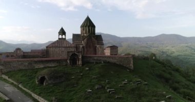 Manastır manzarası Gandzasar ve çiçek açan beyaz ağaç. 426 214547 03